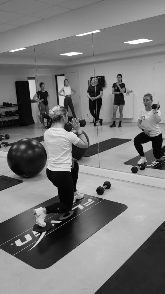 Een kleine groep traint bij Movenda